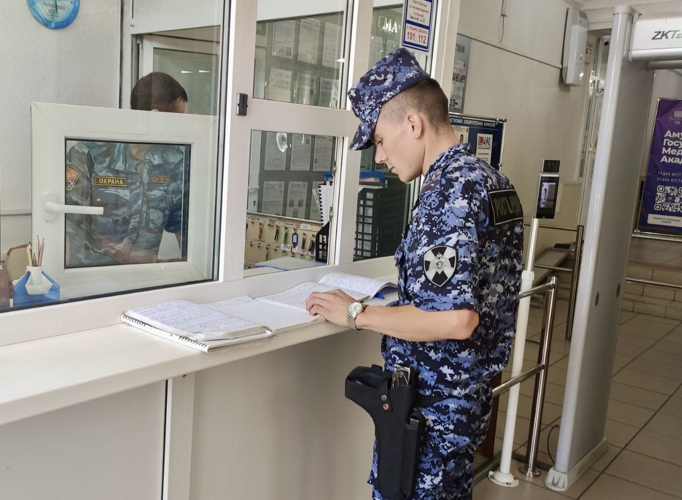 В преддверии Единого дня голосования сотрудники вневедомственной охраны Росгвардии обследовали избирательные участки