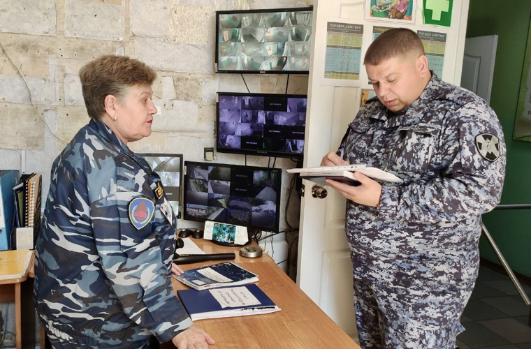 В Амурской области сотрудники вневедомственной охраны Росгвардии приняли участие в обследовании объектов образования