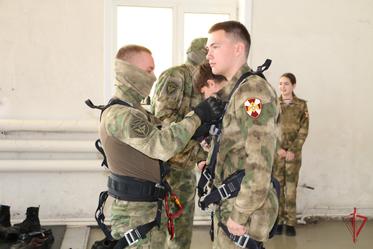 Сотрудники ОМОН Уран рассказали о своей службе благовещенским школьникам