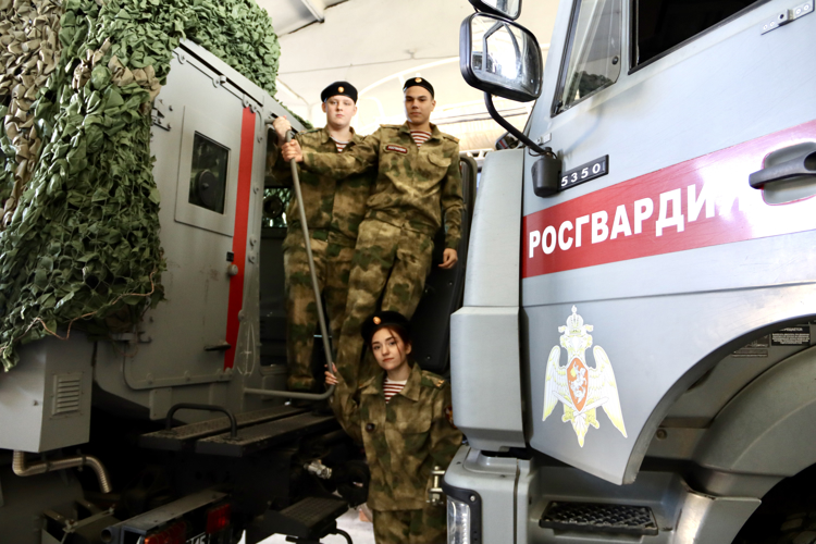 Сотрудники ОМОН Уран рассказали о своей службе благовещенским школьникам