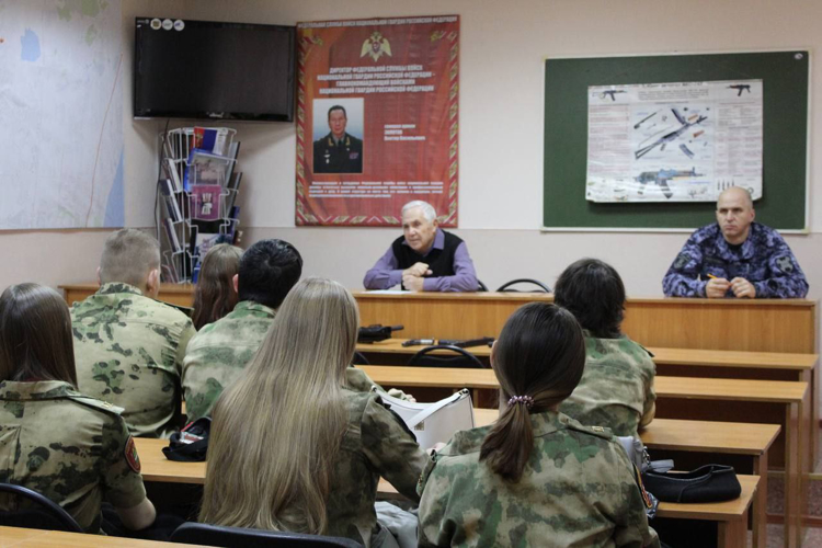 Сотрудники вневедомственной охраны рассказали о своей службе кадетам профильного класса Росгвардии