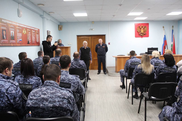 Начальник подразделения вневедомственной охраны Росгвардии в Амурской области поздравил личный состав в профессиональным праздником