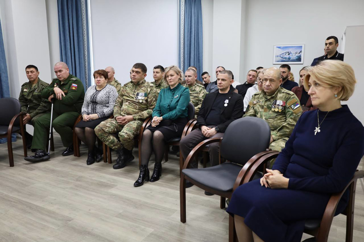 Военнослужащие Росгвардии приняли участие во встрече с замполпредом президента РФ в ДФО