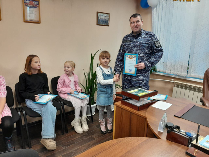 В поселке Новобурейский росгвардейцы организовали конкурс детских рисунков, посвященных Дню матери
