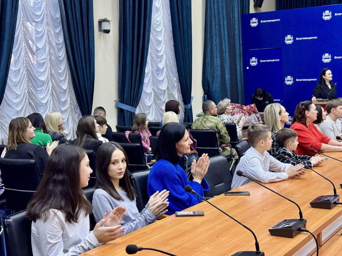 Семью сотрудника Росгвардии внесшую значительный вклад в воспитание детей наградили в Благовещенске