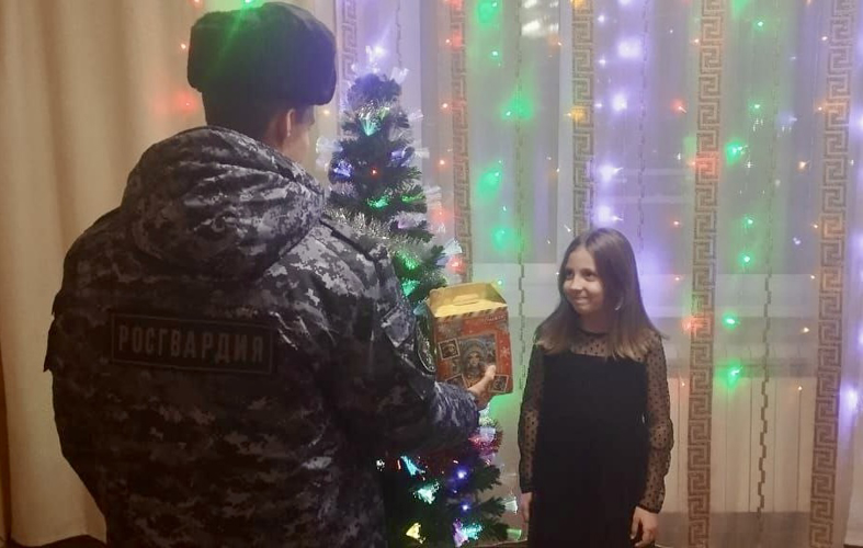 В Амурской области детей из многодетных семей поздравили Дед Мороз и Снегурочка из Росгвардии
