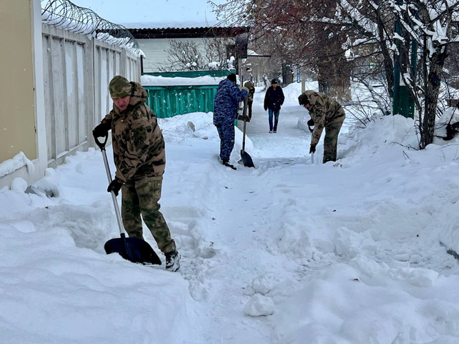 Росгвардия присоединилась к общегородскому субботнику по уборке снега