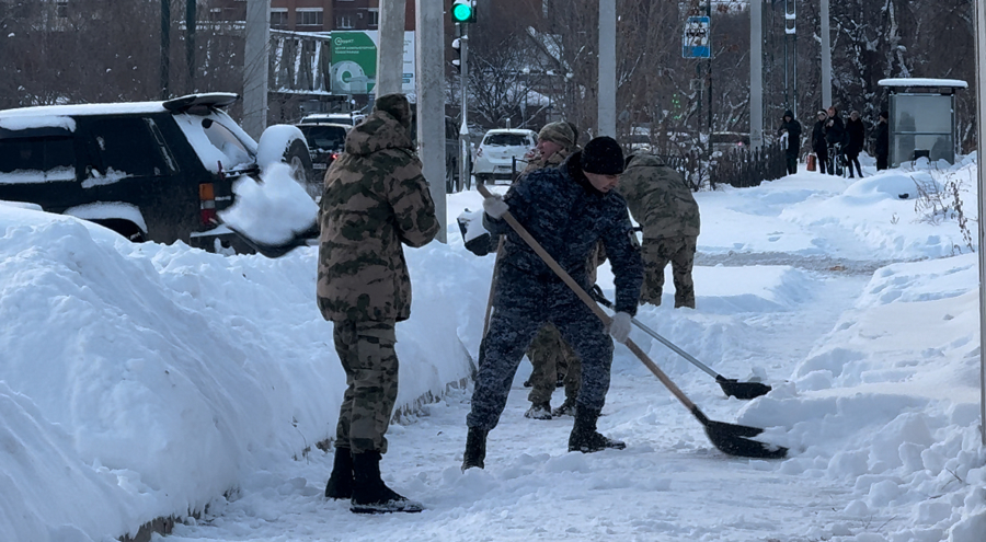 Росгвардия присоединилась к общегородскому субботнику по уборке снега