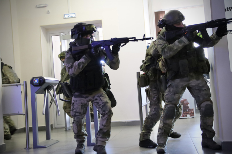 СОБР Росгвардии провел тренировку на объекте образования в Амурской области