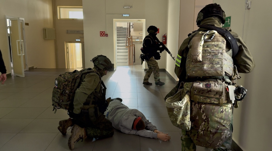 СОБР Росгвардии провел тренировку на объекте образования в Амурской области