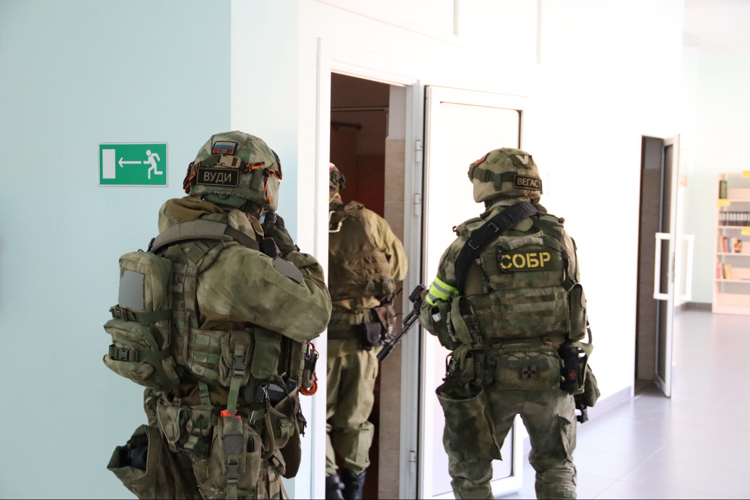 СОБР Росгвардии провел тренировку на объекте образования в Амурской области