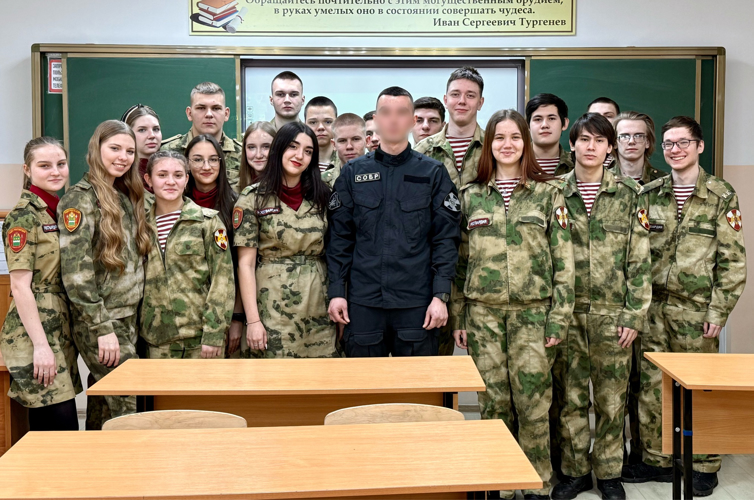 Сотрудник Росгвардии рассказал школьникам о подвигах  коллег, погибших при исполнении служебного долга