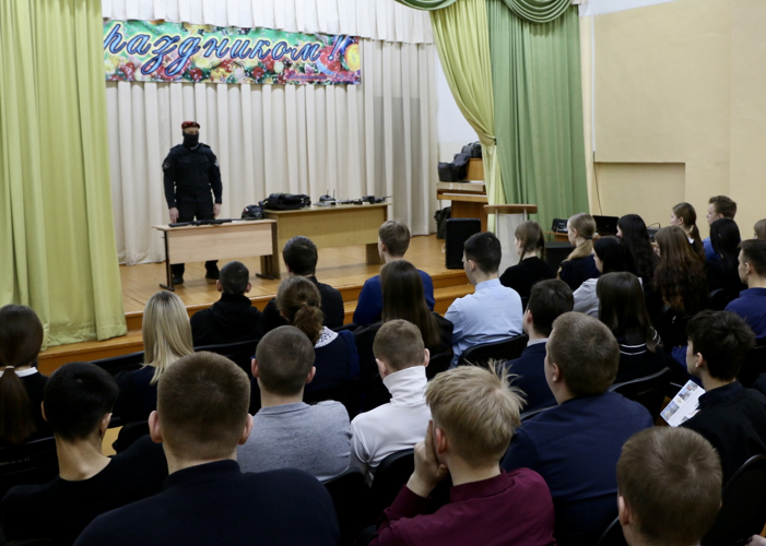 Выездное профориентационно-патриотическое занятие организовали сотрудники ОМОН «Уран»