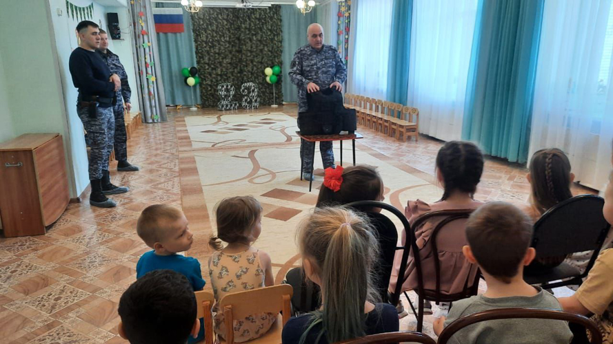 В Приамурье сотрудники Росгвардии проводят патриотические мероприятия для детей