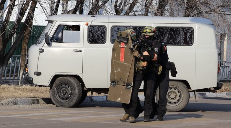 В преддверии дня образования ОМОН в Амурской области сотрудники рассказали молодёжи об отряде