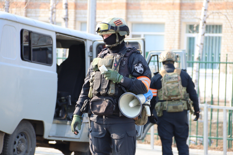 В преддверии дня образования ОМОН в Амурской области сотрудники рассказали молодёжи об отряде