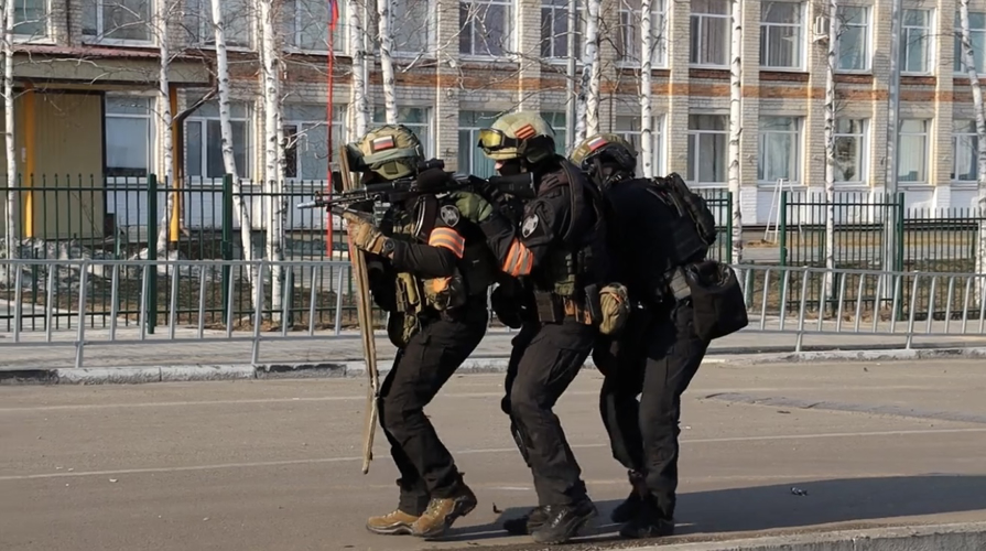 В преддверии дня образования ОМОН в Амурской области сотрудники рассказали молодёжи об отряде