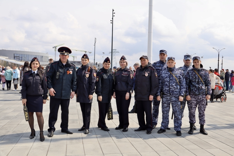 Сотрудники Росгвардии в Амурской области обеспечили безопасность во время проведения торжественных мероприятий