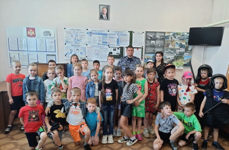 Воспитанники пришкольного лагеря "Время первых" побывали в гостях у стражей порядка
