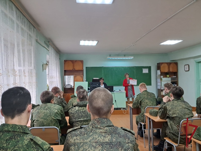 Урок безопасности провели сотрудники Росгвардии в Амурском казачьем колледже