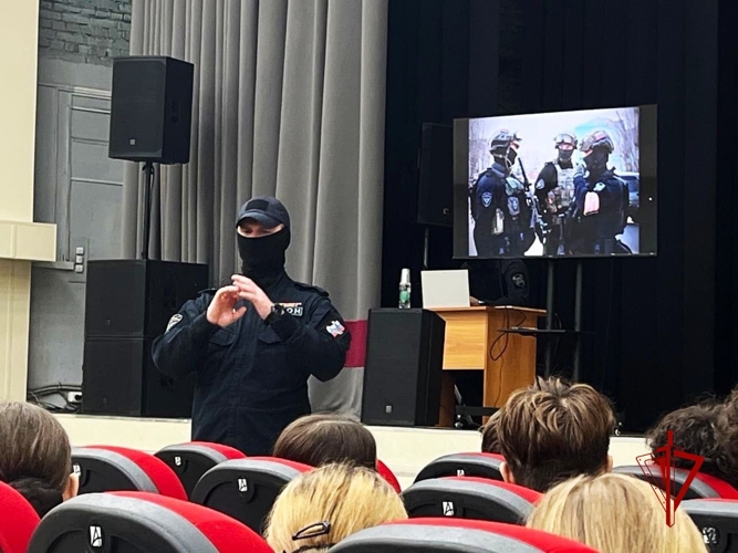 Сотрудники спецподразделений проводят занятия направленные на профилактику терроризма и экстремизма в молодежной среде