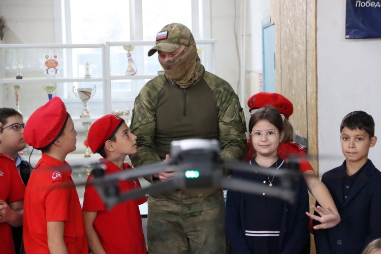 Для благовещенских школьников сотрудники ОМОН провели экскурсию по отряду
