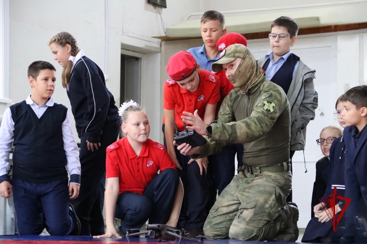 Для благовещенских школьников сотрудники ОМОН провели экскурсию по отряду
