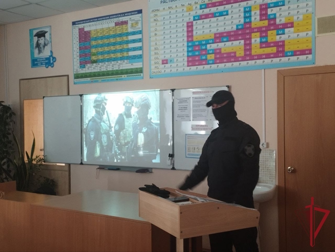 Сотрудники ОМОН провели урок мужества в общеобразовательной школе села Белогорье 
