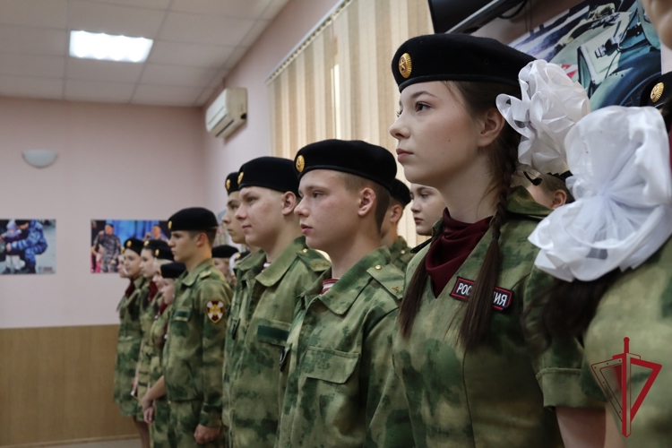 Начальник Управления Росгвардии по Амурской области генерал-майор полиции Виталий Харчёв поздравил учащихся со вступлением в ряды кадетов Росгвардии