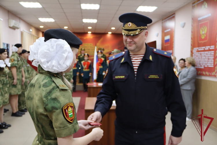 Начальник Управления Росгвардии по Амурской области генерал-майор полиции Виталий Харчёв поздравил учащихся со вступлением в ряды кадетов Росгвардии