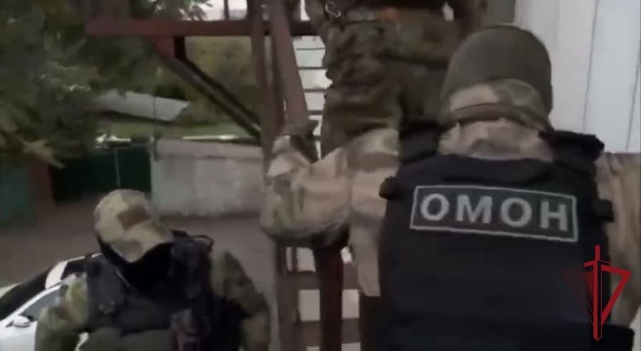 В Амурской области сотрудники ОМОН "Уран" оказали содействие в задержании местного жителя подозреваемого в ограблении (видео)
