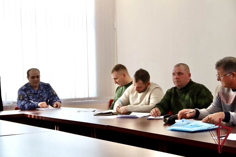 В Благовещенске сотрудник Росгвардии провел обучающий семинар с инспекторами Управления по охране животного мира Приамурья