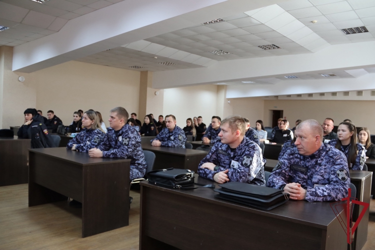 Патриотическая встреча прошла с молодыми сотрудниками Росгвардии и УМВД