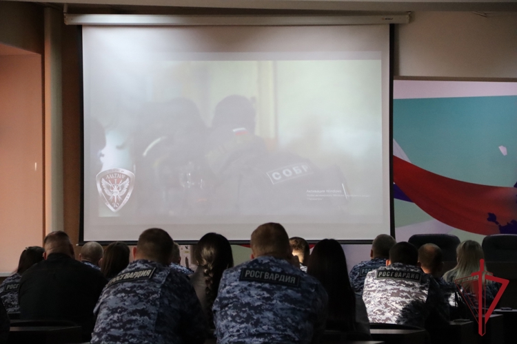 Патриотическая встреча прошла с молодыми сотрудниками Росгвардии и УМВД