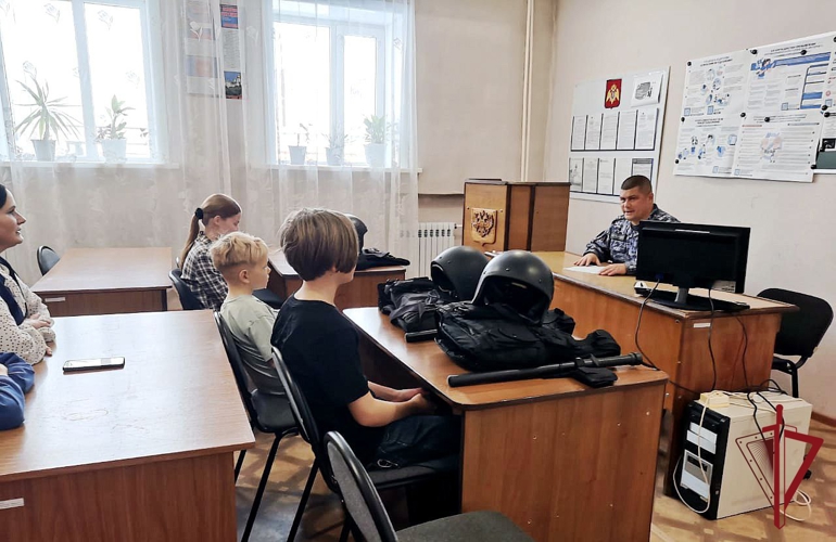 В Шимановске сотрудники вневедомственной охраны Росгвардии провели тематическую встречу с учащимися