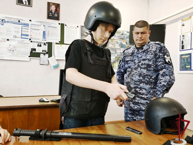 В Шимановске сотрудники вневедомственной охраны Росгвардии провели тематическую встречу с учащимися