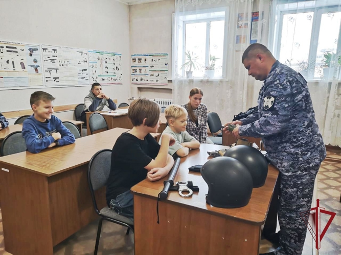 В Шимановске сотрудники вневедомственной охраны Росгвардии провели тематическую встречу с учащимися