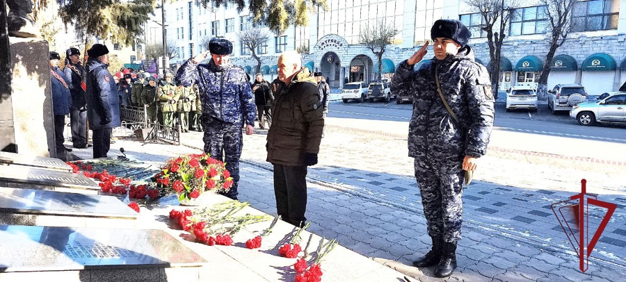 Личный состав Управления Росгвардии принял участие в мероприятиях по случаю Дня памяти сотрудников органов внутренних дел, погибших при исполнении служебного долга