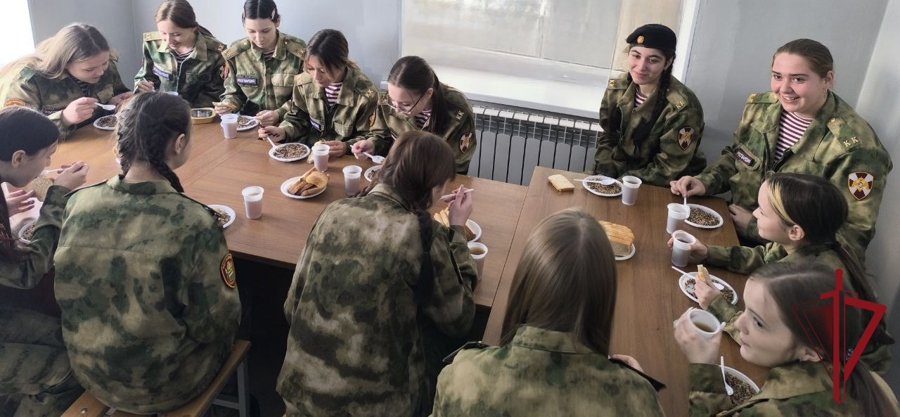 В Благовещенске росгвардейцы провели встречу с допризывной молодежью