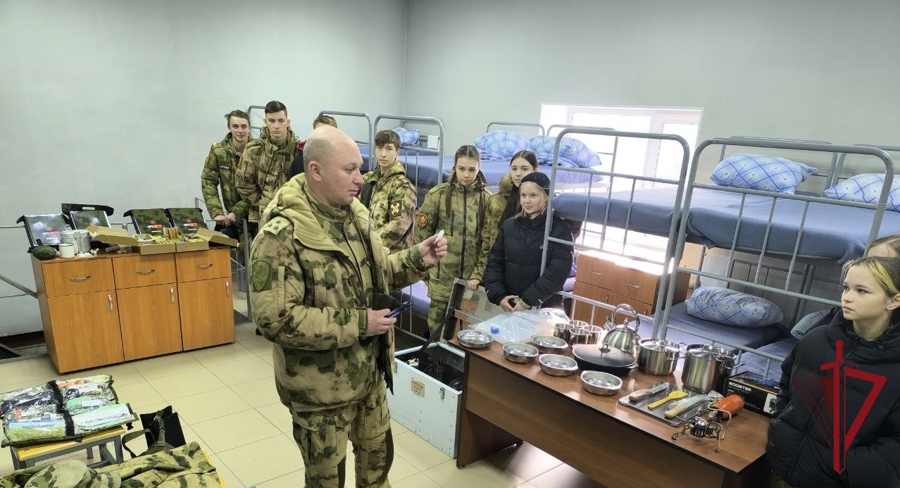 В Благовещенске росгвардейцы провели встречу с допризывной молодежью