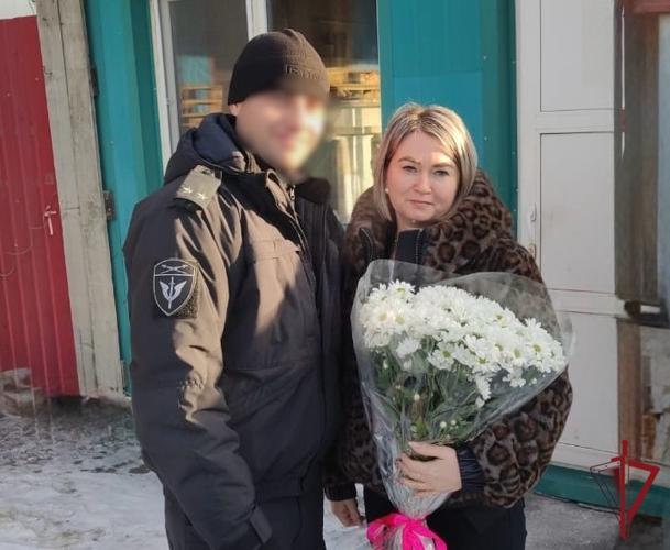 В Амурской области сотрудники Росгвардии поздравляют с праздником матерей сотрудников, погибших при исполнении служебного долга