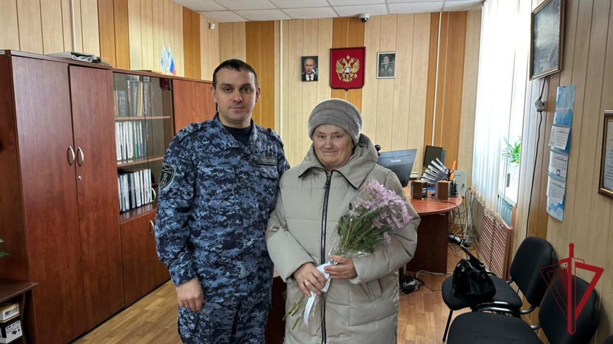 В Амурской области сотрудники Росгвардии поздравляют с праздником матерей сотрудников, погибших при исполнении служебного долга