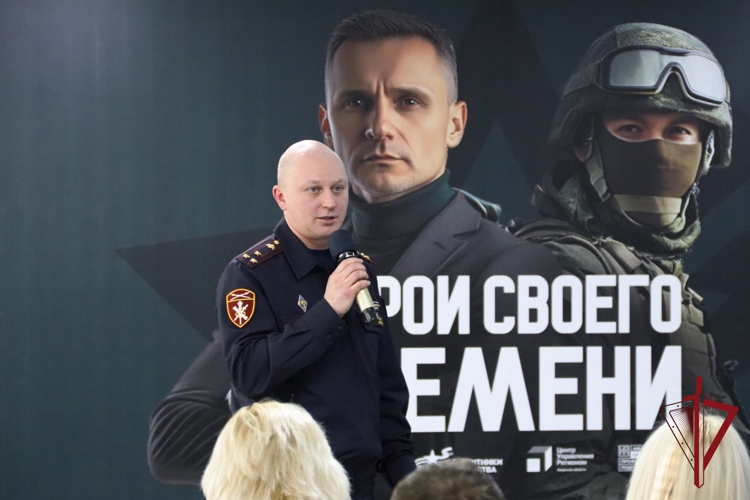 В Благовещенске, в рамках третьего очного модуля региональной кадровой программы «Герои своего времени» выступили генерал-майор Михаил Романов и полковник Виктор Нырков.