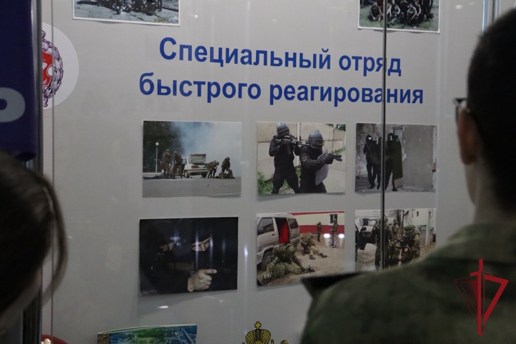 В преддверии Дня Героев Отечества учащиеся профильного класса Росгвардии познакомились с историей подвигов амурчан - Героев России