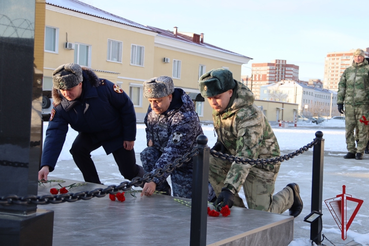 В День Героев Отечества военнослужащие и сотрудники Управления Росгвардии возложили цветы к мемориалу «Навечно с нами в строю...»