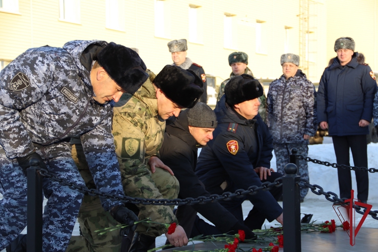 В День Героев Отечества военнослужащие и сотрудники Управления Росгвардии возложили цветы к мемориалу «Навечно с нами в строю...»