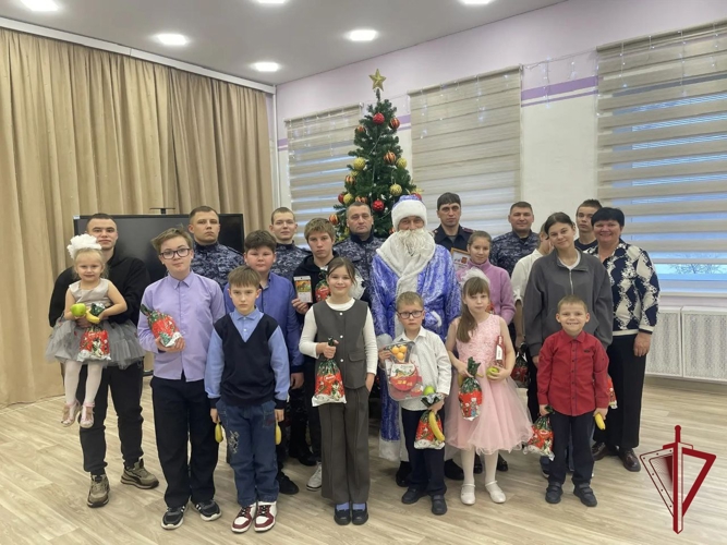Дед Мороз специального назначения поздравил  воспитанников детского дома в городе Свободном