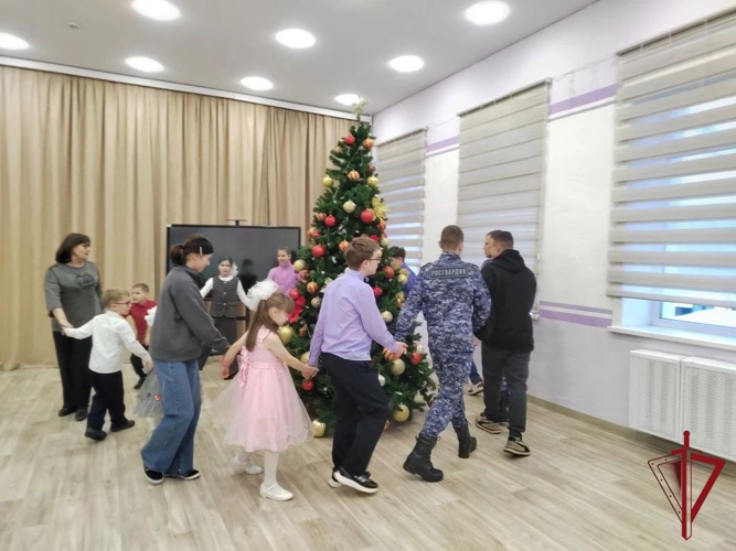 Дед Мороз специального назначения поздравил  воспитанников детского дома в городе Свободном