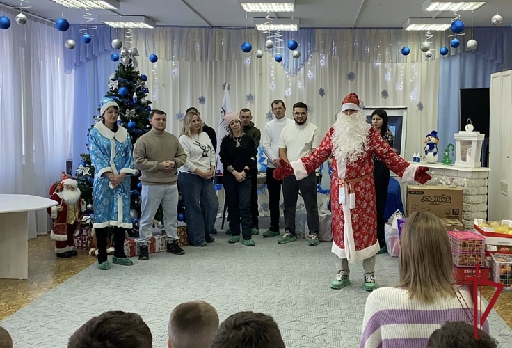 Дед Мороз специального назначения навестил детей проживающих в социальном учреждении
