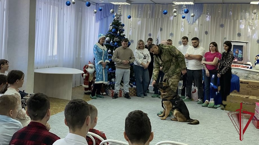 Дед Мороз специального назначения навестил детей проживающих в социальном учреждении